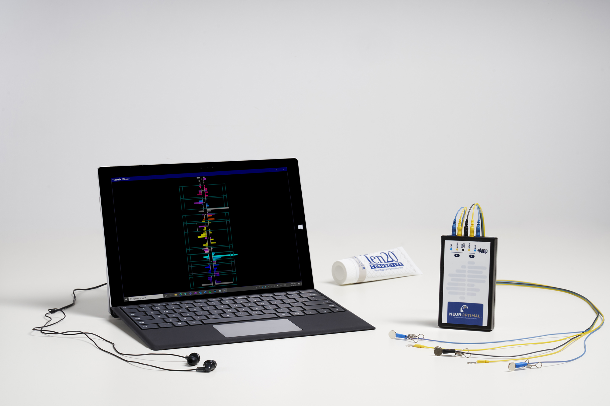 Copie de NeurOptimal.May2022.04.03.22_8499 Système neurofeedback NeurOptimal® prêt pour location, posé sur un bureau lumineux
