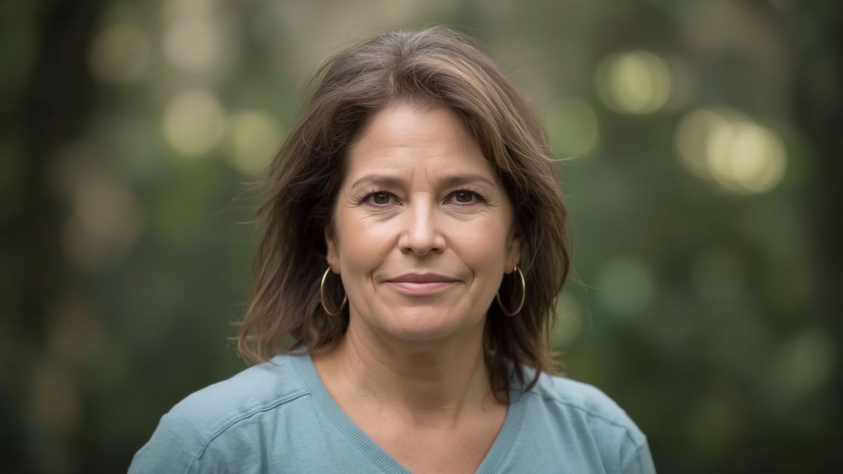 Femme de plus de 40 ans sereine, illustration sur le lien entre périménopause et système nerveux