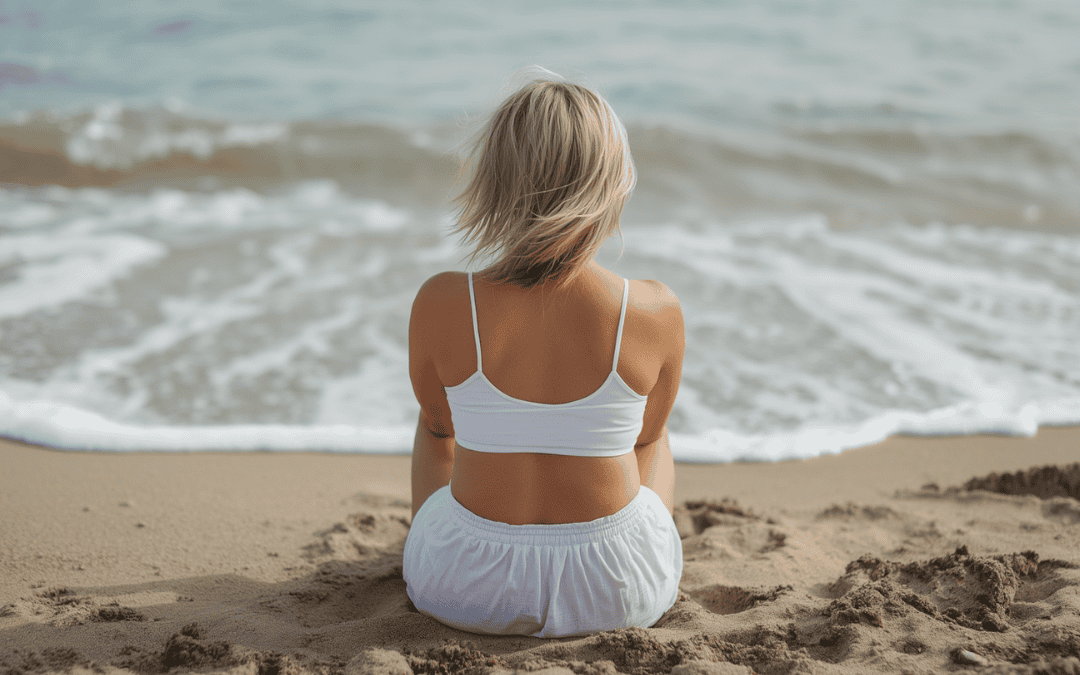 Femme 50 ans détendue en vacances au bord de l’eau, illustration sur le repos du système nerveux