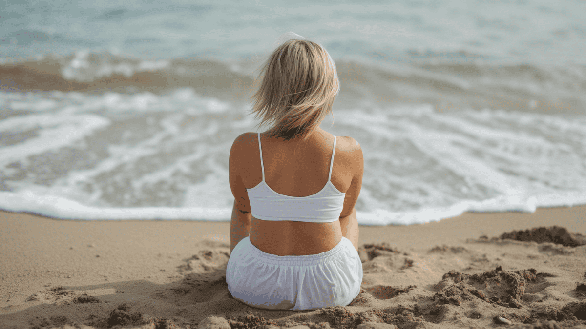 Femme 50 ans détendue en vacances au bord de l’eau, illustration sur le repos du système nerveux